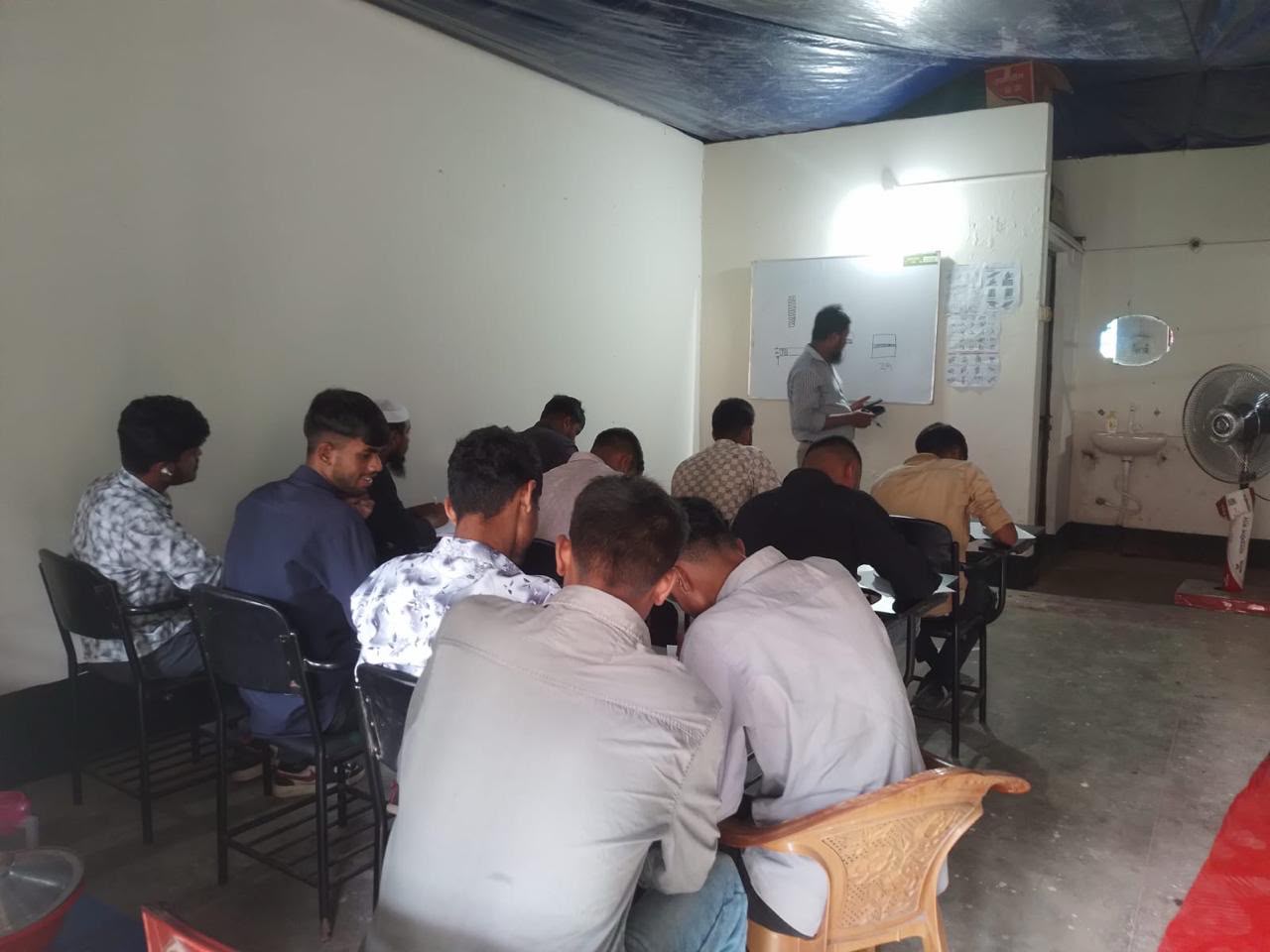 ক্লাসরুমে লিখিত পরীক্ষায় অংশ নিচ্ছেন শিক্ষার্থীরা