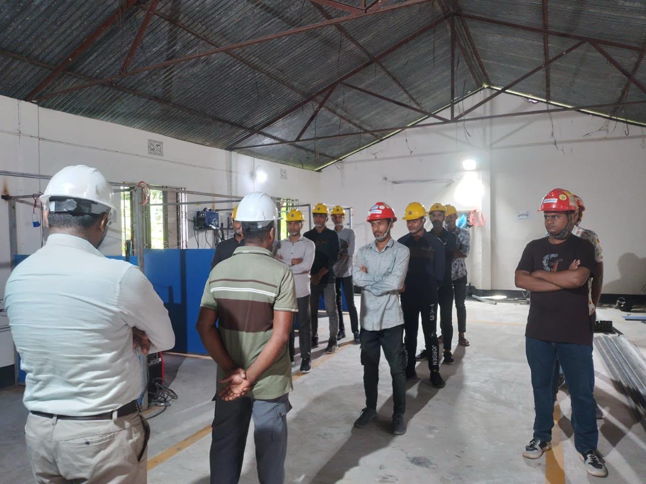 ইনস্ট্রাক্টরদের সাথে শিক্ষার্থীদের দল