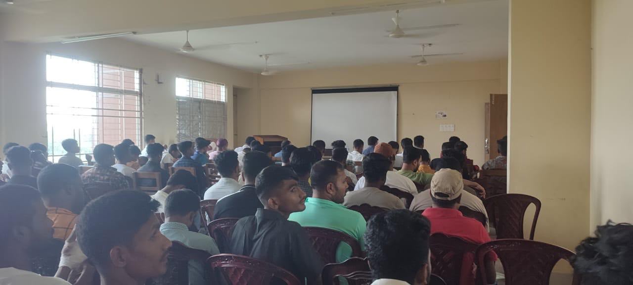 সেমিনার হলে শিক্ষার্থীদের ওরিয়েন্টেশন ক্লাস