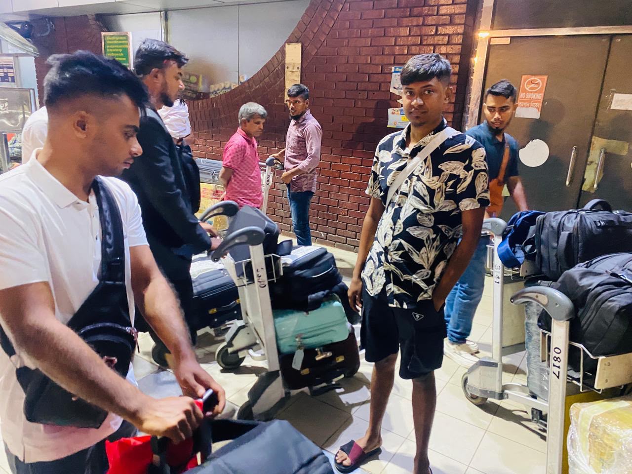 ঢাকা এয়ারপোর্টে লাগেজ নিয়ে যাত্রার প্রস্তুতি