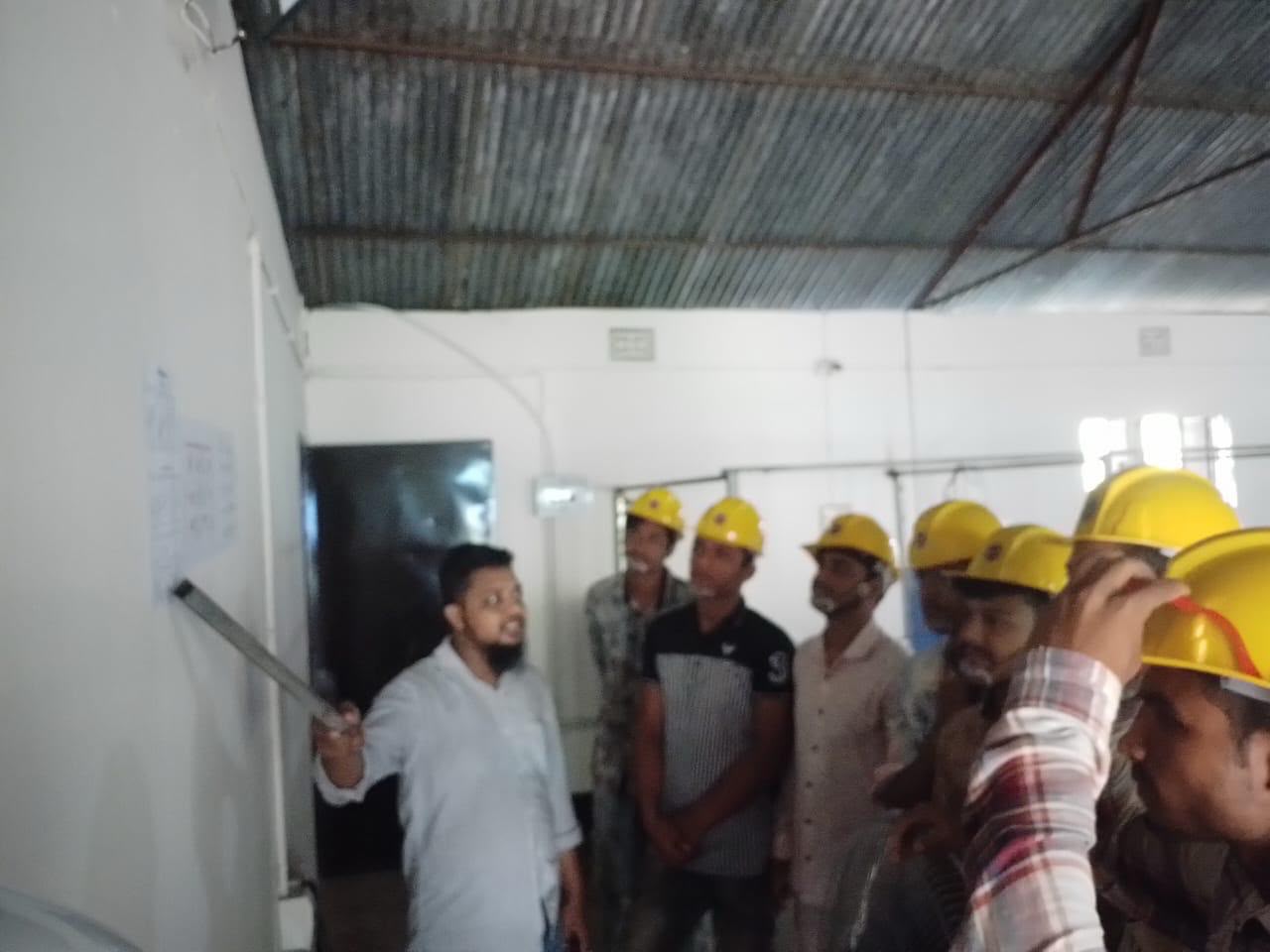 ইনস্ট্রাক্টর শিক্ষার্থীদের নির্দেশনা প্রদান