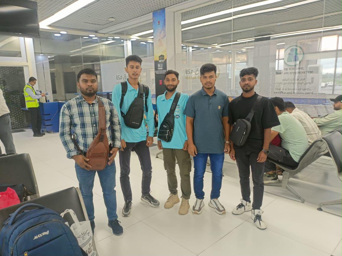 এয়ারপোর্ট টার্মিনালে Futurestep BD প্রার্থীদের দল