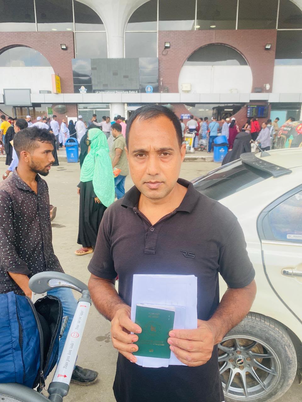 পাসপোর্ট ও কাগজপত্র হাতে এয়ারপোর্টে প্রার্থী