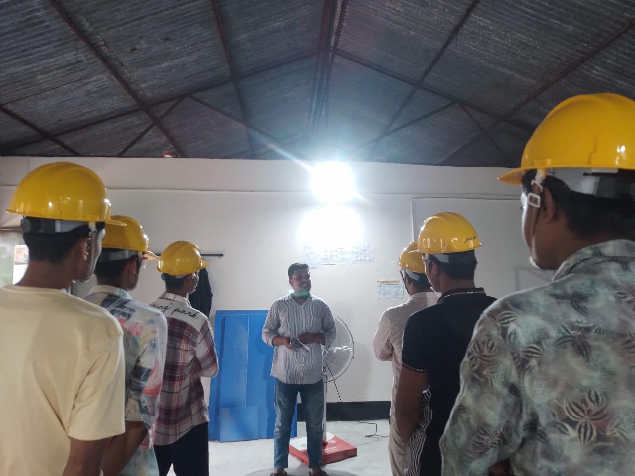 ইনস্ট্রাক্টর হোয়াইটবোর্ডে নির্দেশনা দিচ্ছেন