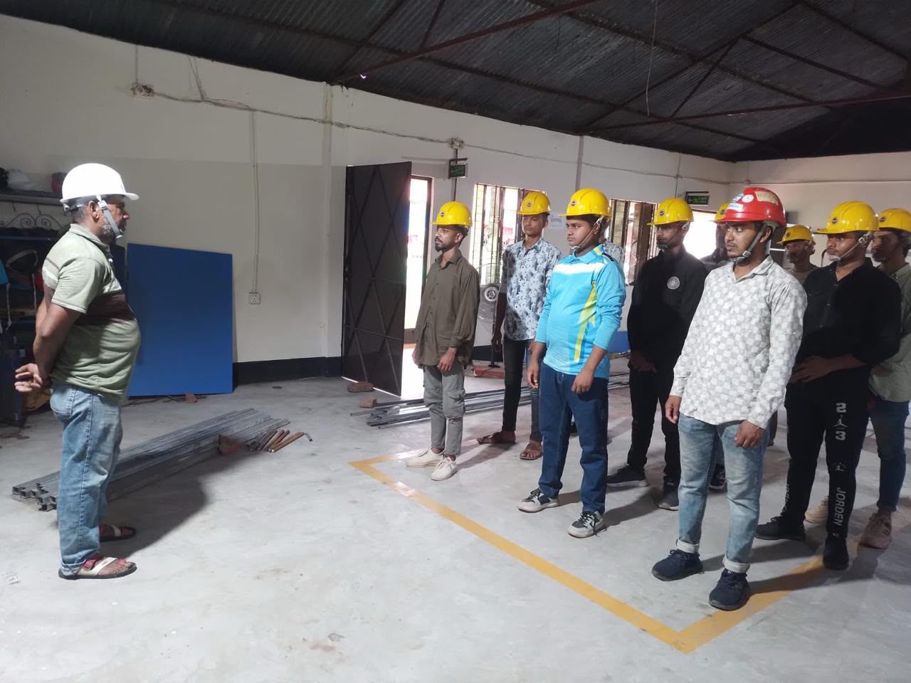 প্রশিক্ষণ কেন্দ্রে দাঁড়িয়ে শিক্ষার্থীদের লাইন