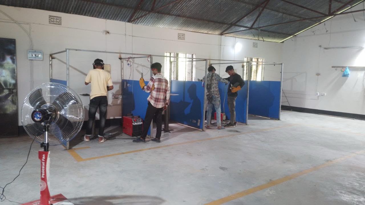 ওয়েল্ডিং প্র্যাকটিস বুথে শিক্ষার্থীরা