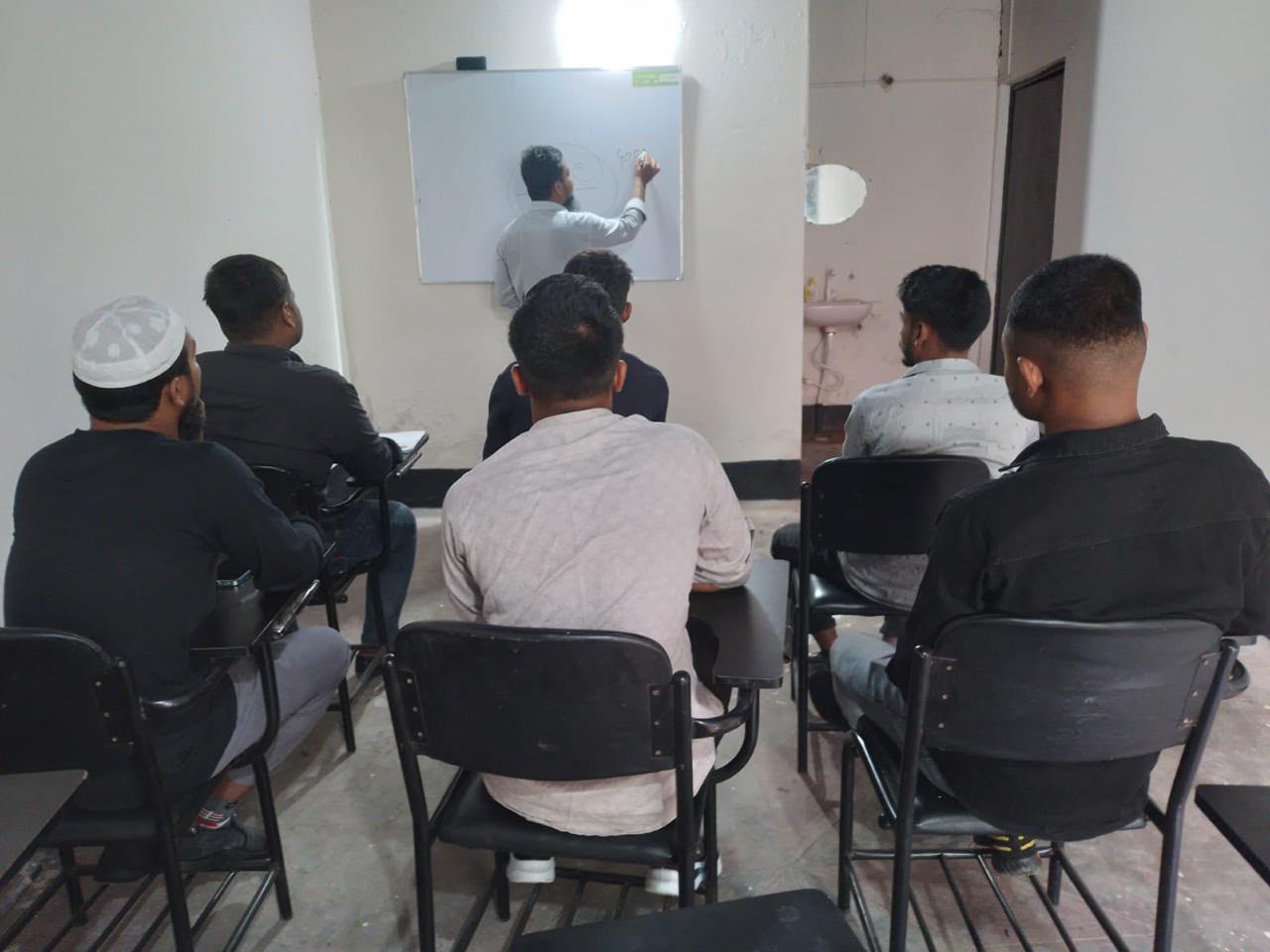 ক্লাসরুমে লেকচার শুনছেন শিক্ষার্থীরা