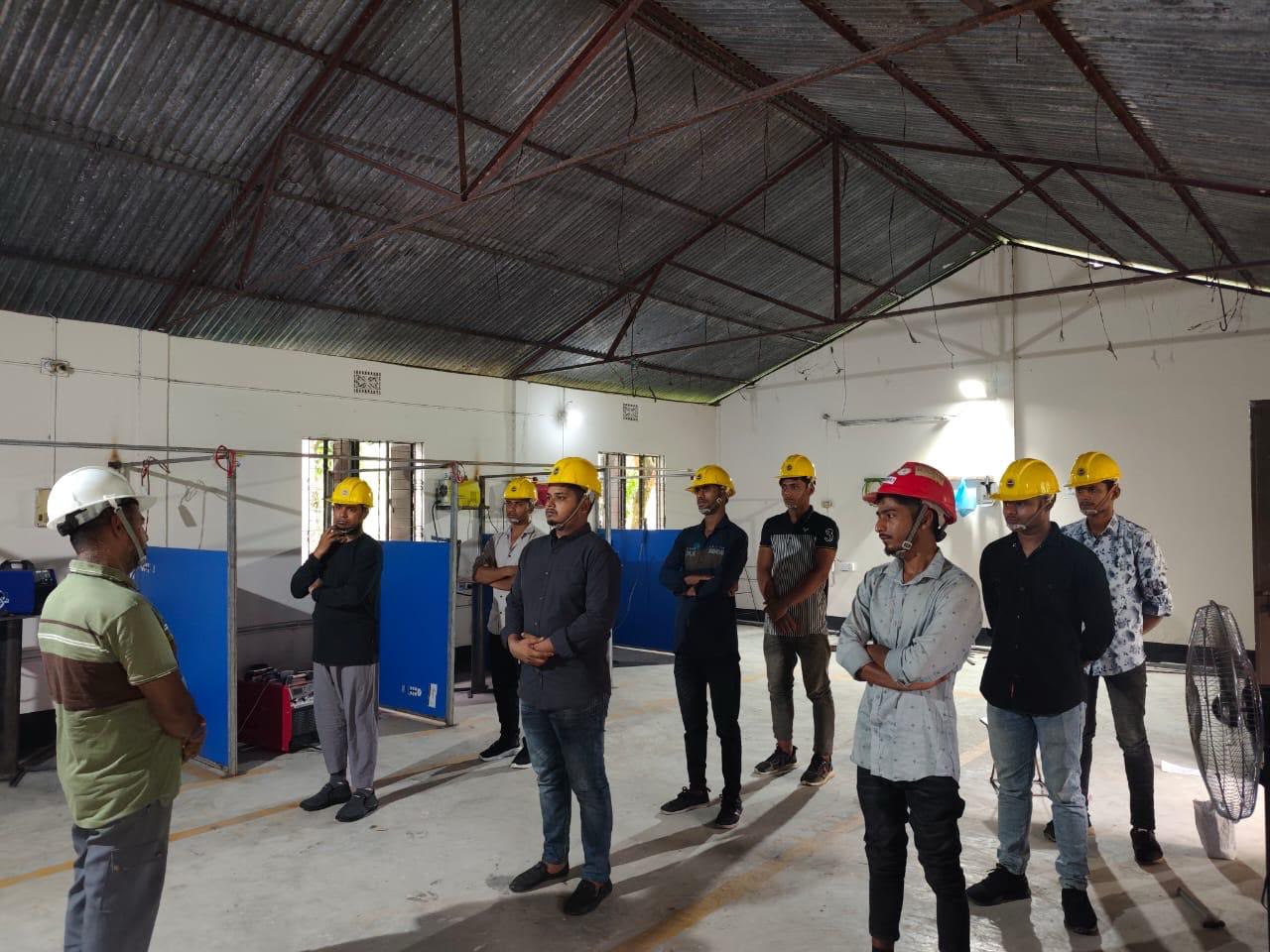 প্রশিক্ষণ কেন্দ্রে দাঁড়িয়ে শিক্ষার্থীদের নির্দেশনা