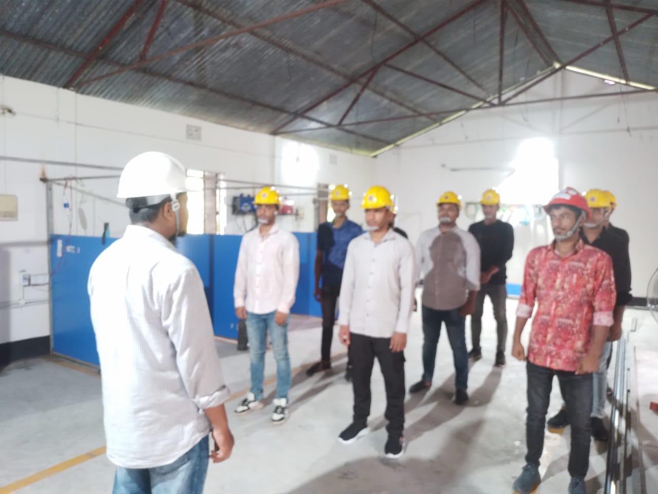 ইনস্ট্রাক্টরের সাথে দাঁড়িয়ে শিক্ষার্থীরা