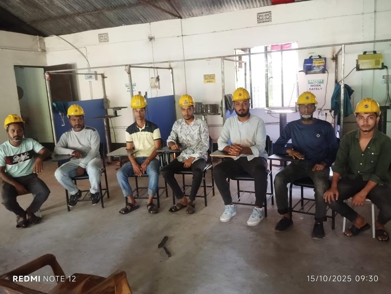 ওয়ার্কশপে বসে থিওরি ক্লাস করছেন শিক্ষার্থীরা