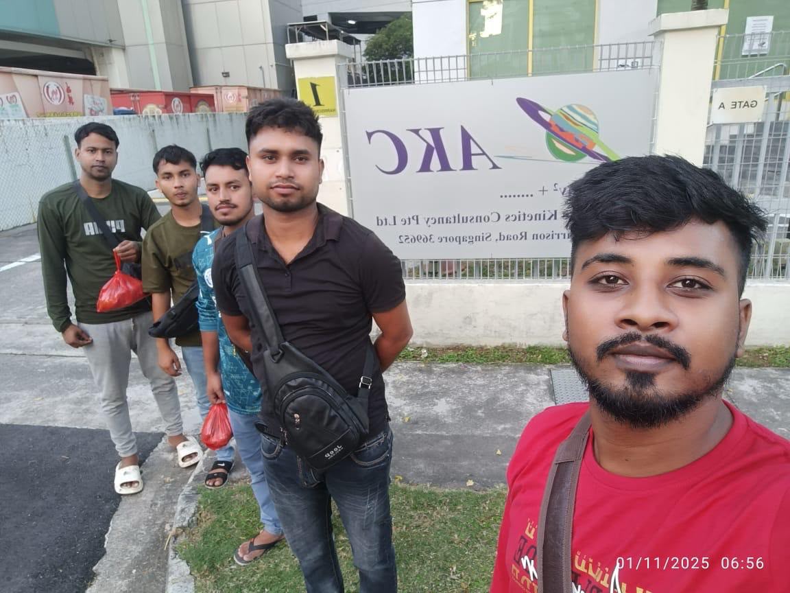 সিঙ্গাপুরে কোম্পানির অফিসের সামনে Futurestep BD কর্মীরা