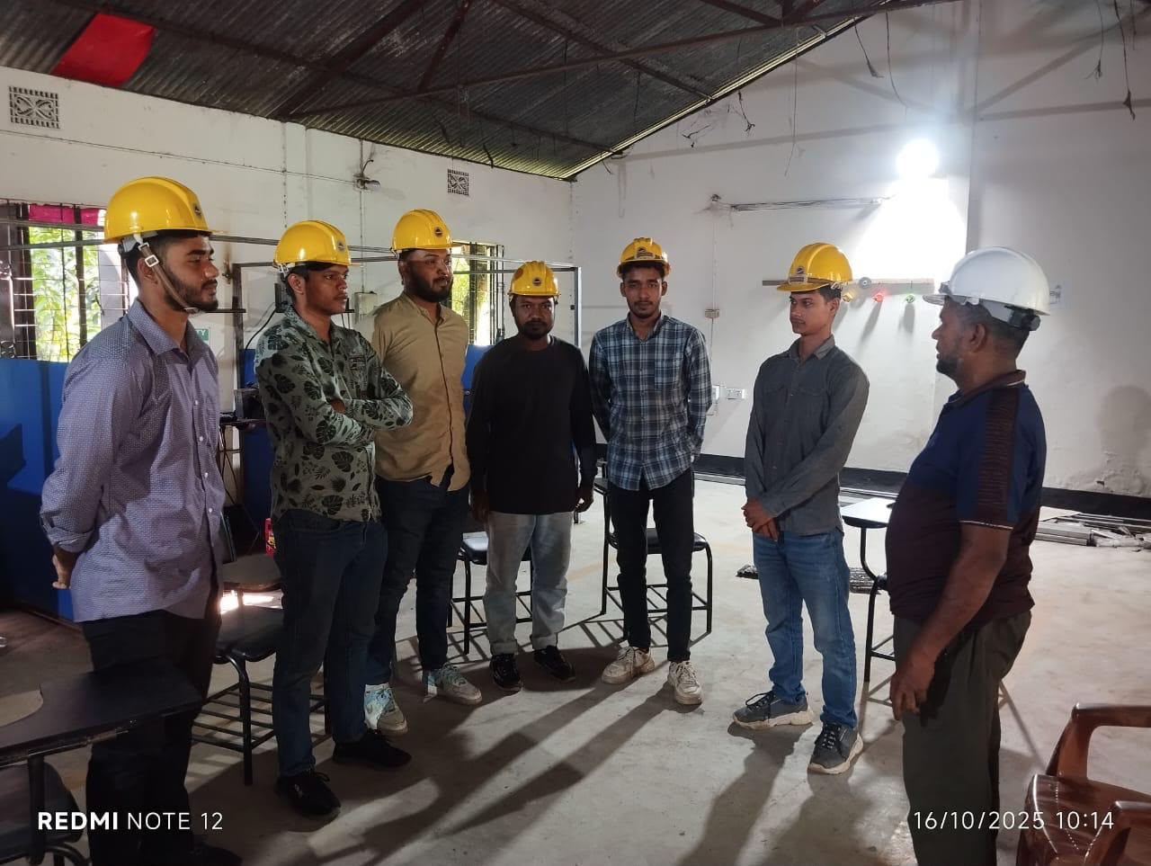 প্রশিক্ষণ কেন্দ্রে ইনস্ট্রাক্টরের সাথে আলোচনা