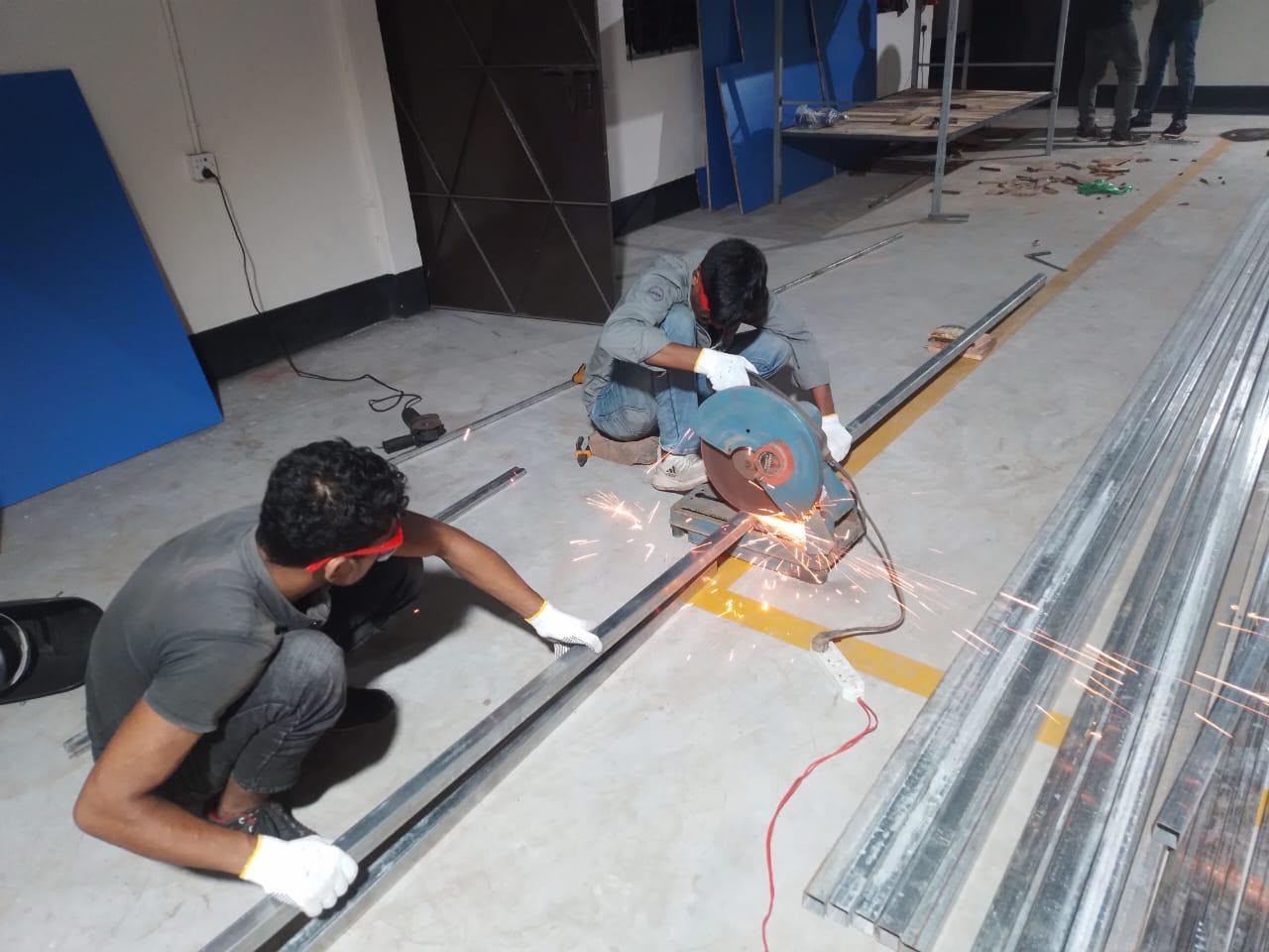 মেটাল কাটিং মেশিনে কাজ করছেন শিক্ষার্থীরা