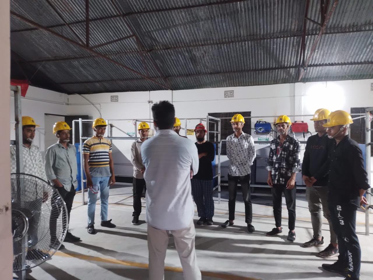 ইনস্ট্রাক্টর শিক্ষার্থীদের উদ্দেশে বক্তব্য রাখছেন