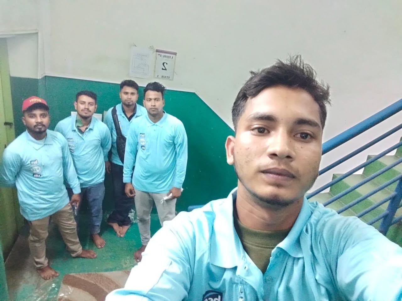 সিঙ্গাপুরে ইউনিফর্ম পরিহিত Futurestep BD কর্মীদের দল