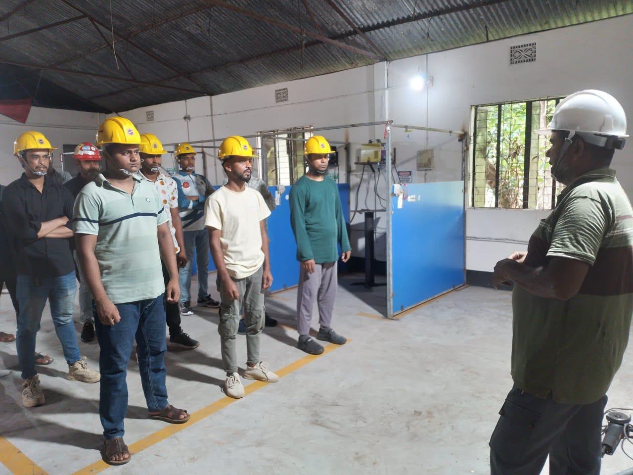 ইনস্ট্রাক্টরের নির্দেশনায় শিক্ষার্থীরা