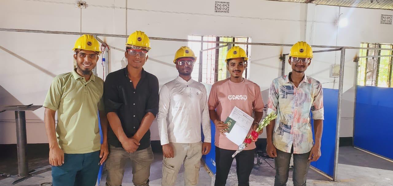 প্রশিক্ষণ কেন্দ্রে ইনস্ট্রাক্টরের সাথে শিক্ষার্থীরা