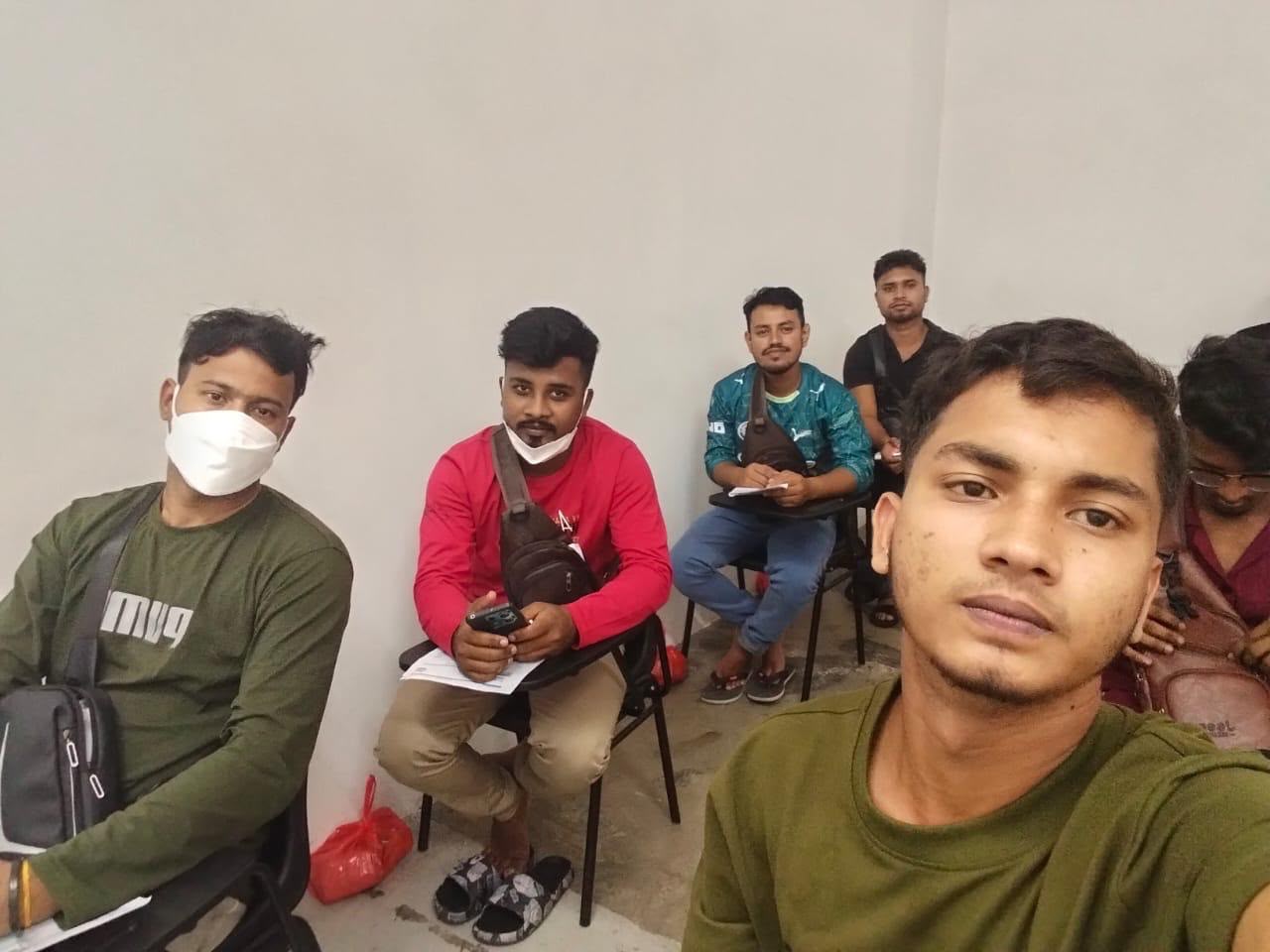 মেডিকেল ও ডকুমেন্ট প্রসেসিংয়ে অপেক্ষারত প্রার্থীরা